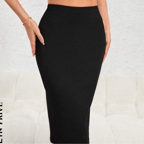 Sacks FiFth Ave 5/48 black stretch midi skirt with golden zipper - Picture 3 of 7